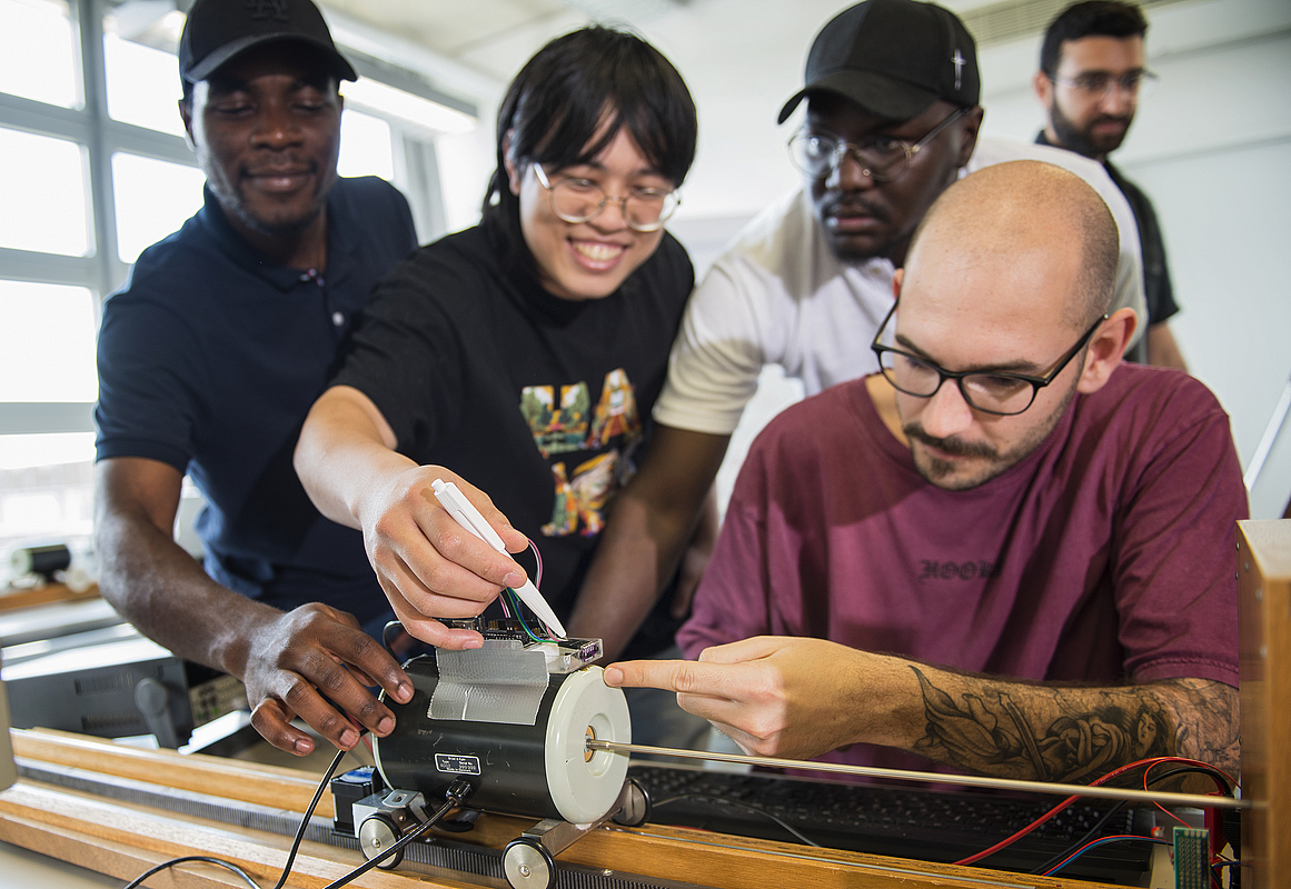 Studierende führen einen Versuch im CMT Labor durch Studierende führen einen Versuch im CMT Labor durch
