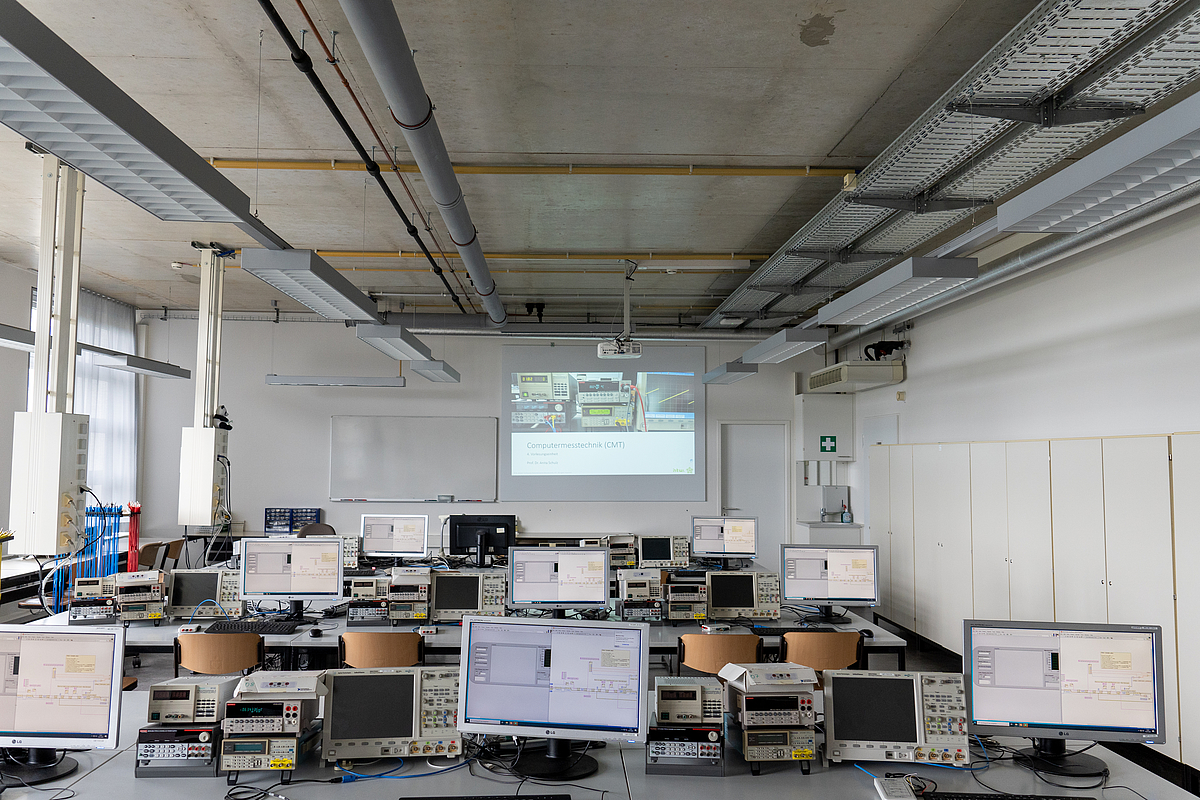 Bild von Labor mit PCs und Messgeräten