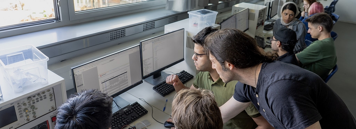 Studierende arbeiten an einem Projekt